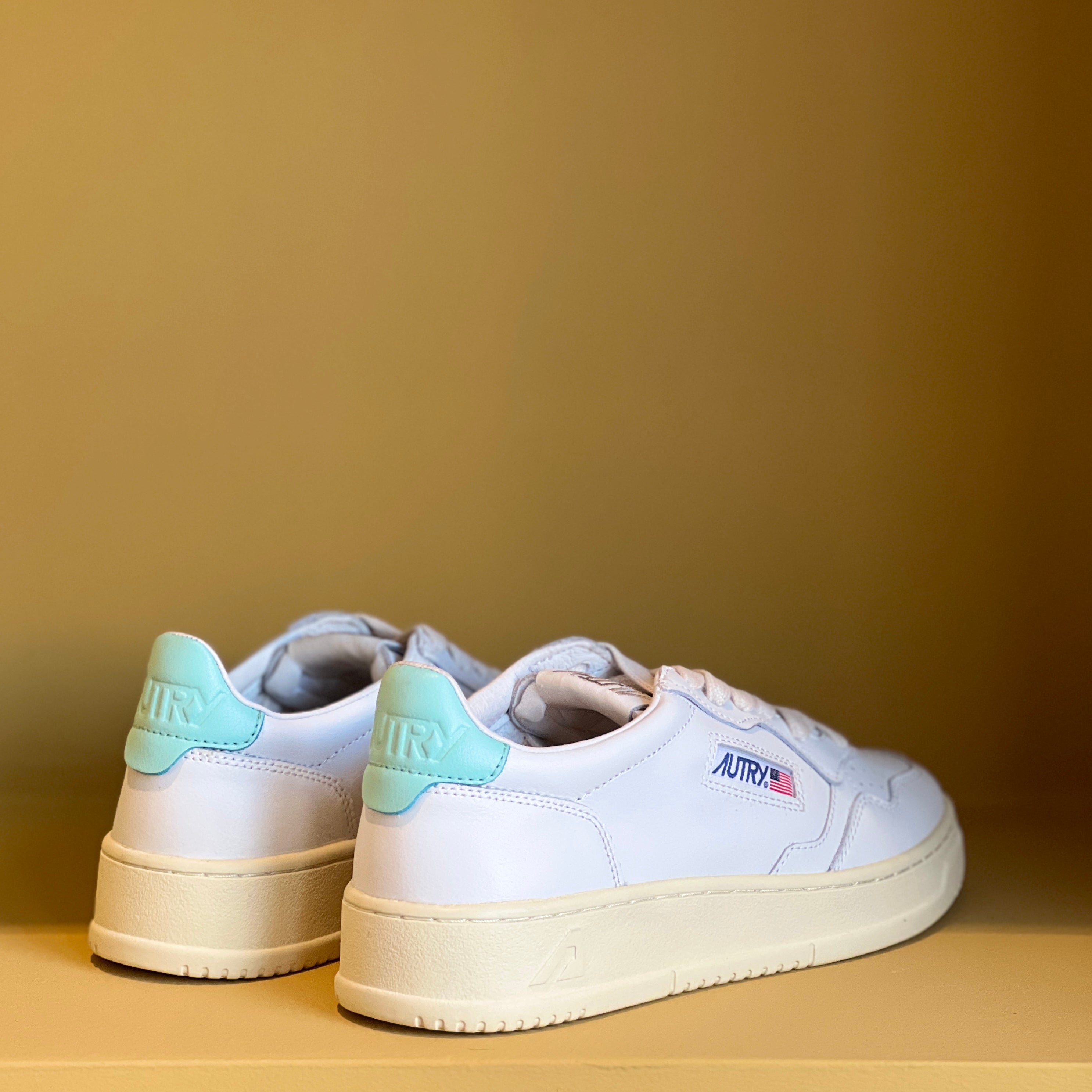 AUTRY - SNEAKERS LOW TURQUOISE